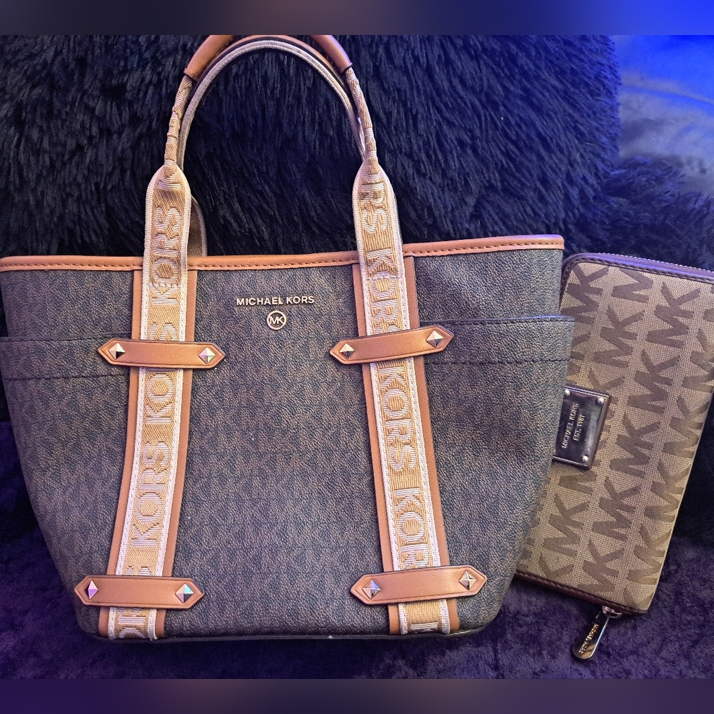 Micheal Kors medium tote/ Kors wallet bundle